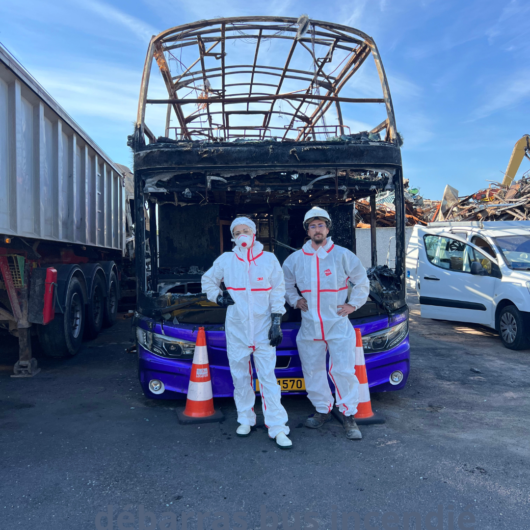 Dépollution et Sécurisation de Site après Incendie à Saint-Thibéry (34) Intervention de Tech-Clean Extrême sur un bus incendié à Saint-Thibéry dans l'Hérault (34) pour l'évacuation des cendres, le déblaiement et
